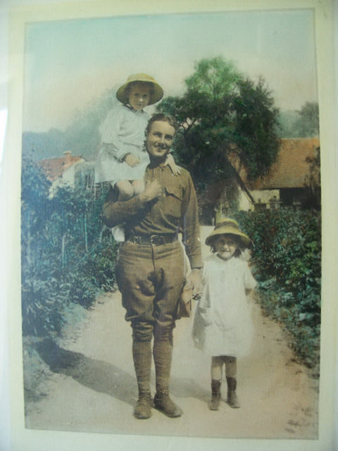Dad holding french children